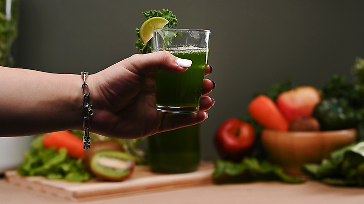 포토 JPG 해외이미지 손 여자 채소 단면 잔 키위 한명 들기 성인 아웃포커스 신체부위 당근 사과 슬라이스 라임 건강식 나무그릇 나무도마 성인여자한명만 식단관리 해독주스 해외202309 해외포토 1 그릇 식기 음식 과일 모션 뿌리채소 도마 촬영기법 사람 목재 주스 여자한명만 성인여자만 파일형식