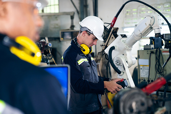 포토 JPG 해외이미지 남자 산업 공장 노동자 고글 작업복 들기 상반신 성인 두명 옆모습 헤드셋 기계 과학기술 작업 엔지니어 소프트포커스 안전모 컨트롤 프로그래밍 성인남자만 해외202309 해외포토 직업 옷 뷰포인트 음향기기 공업 모션 기술 촬영기법 사람 헤드폰 기술자 헬멧 안전장비 개발 남자만 성인만 파일형식