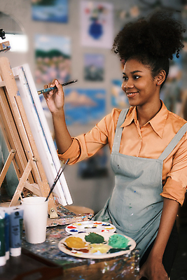 포토 JPG 해외이미지 여자 미술 한명 상반신 성인 앞치마 그리기 작업실 팔레트 이젤 그림 캔버스 성인여자한명만 해외202309 해외포토 1 모션 문화예술 사람 미술도구 여자한명만 성인여자만 파일형식