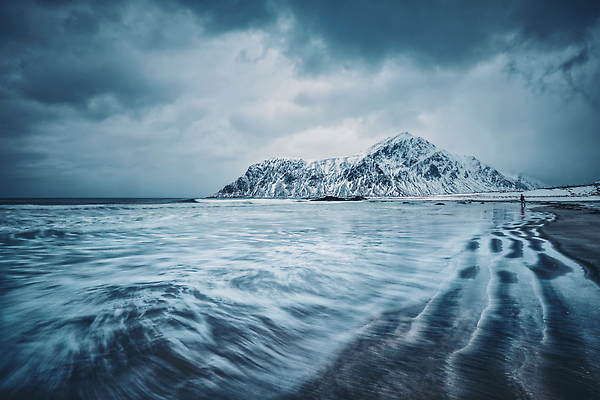포토 JPG 해외이미지 구름 파도 바다 겨울 자연 하늘 산 노르웨이 풍경 사람없음 물 추위 소프트포커스 북극 장노출 암초 폭풍 스칸디나비아 심각 폭풍우 해외202309 해외포토 자연요소 계절 유럽 컨셉 날씨 촬영기법 비_날씨 자연재해 극지방 생태계 파일형식
