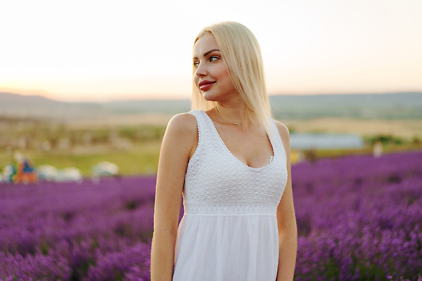 포토 JPG 해외이미지 여자 꽃밭 한명 상반신 성인 야외 금발 일몰 라벤더 프로방스 성인여자한명만 해외202309 해외포토 1 헤어스타일 꽃 사람 노을 허브 여자한명만 성인여자만 파일형식