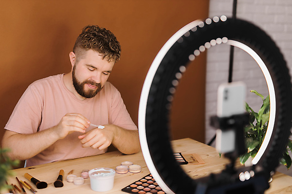 포토 해외이미지 남자 중년 전등 실내 한명 상반신 앞모습 스마트폰 화장 화장용품 방송 화장대 과정 리뷰 소셜네트워크 중년남자한명만 크리에이터 뷰티크리에이터 1인미디어 영상촬영 해외202309 해외포토 직업 1 뷰포인트 가구 컨셉 조명 사람 성인 내부 핸드폰 스마트기기 뷰티 촬영 미용용품 남자한명만 중년남자만 파일형식