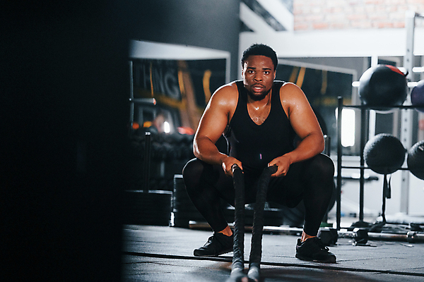 포토 JPG 해외이미지 전신 남자 밧줄 한명 들기 앉기 성인 앞모습 운동기구 헬스 힘 헬스장 웨이트트레이닝 근육질 성인남자한명만 크로스핏 해외202309 해외포토 1 줄 뷰포인트 모션 근육 사람 운동 몸매 남자한명만 성인남자만 파일형식