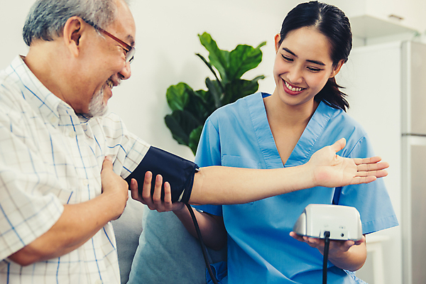 포토 JPG 해외이미지 여자 할아버지 노년 남자 행복 안경 화초 쿠션 병원 들기 동양인 상반신 두명 옆모습 건강관리 환자 간호사 혈압계 혈압측정 해외202309 해외포토 식물 잡화 감정 뷰포인트 의학 의료기기 모션 건강 관리 사람 인종 성인 의료진 측정 혈압 파일형식