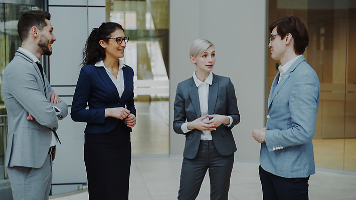 포토 JPG 해외이미지 백인 직업 여자 남자 행복 회사 비즈니스 사업가 성공 노동자 직장 함께함 대화 서기 사람 정장 여러명 성인 내부 사무실 거래 업무 비즈니스맨 비즈니스우먼 자신감 홀 그룹 대표 동료 경영자 경영 해외202309 해외포토 서양인 옷 감정 다수 컨셉 관계 모션 말하기 공간 작업 직장인 리더 파일형식