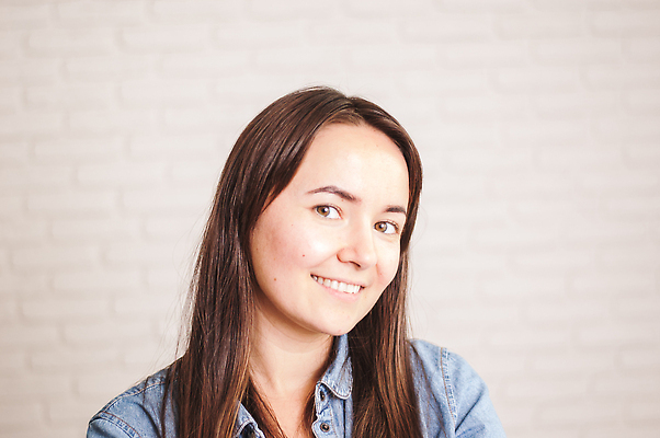 포토 JPG 해외이미지 백인 모델 1 학생 라이프스타일 헤어스타일 응시 여자 행복 감정 얼굴 백그라운드 셔츠 성공 갈색머리 실내 한명 서기 미소 사람 청춘 뷰티 유행 기쁨 표현 최고 흥분 긍정 보여주기 스타일 카피스페이스 해외202309 해외포토 서양인 시선 컨셉 상의 모션 표정 내부 생활 신체부위 공백 파일형식