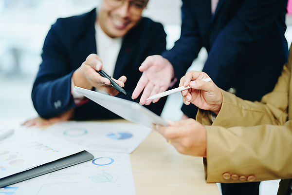 포토 JPG 해외이미지 직업 디자인 중년 백그라운드 컨셉 비즈니스 통신 청소년 협력 설계 갈색머리 대화 설명 미소 정장 성인 가로 세명 노트북 컴퓨터 컬러풀 사무실 알약 듣기 작업 비즈니스맨 비즈니스우먼 계획 연결 대표 토론 종업원 책상 동료 경영자 마케팅 세미나 네트워킹 브레인스토밍 해외202309 해외포토 헤어스타일 옷 여자 남자 컬러 가구 관계 모션 표정 말하기 사람 전자제품 약 직장인 네트워크 리더 파일형식