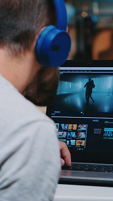 포토 JPG 해외이미지 남자 실내 한명 상반신 성인 뒷모습 그래픽 모니터 헤드셋 그래픽디자이너 성인남자한명만 영상편집 해외202309 해외포토 1 뷰포인트 음향기기 사람 내부 컴퓨터 헤드폰 디자이너 남자한명만 성인남자만 파일형식