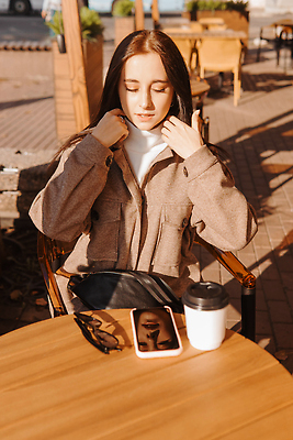 포토 JPG 해외이미지 백인 모델 학생 라이프스타일 긴머리 응시 옷 행복 감정 포즈 가방 비즈니스 청소년 성공 거리 갈색머리 한명 서기 미소 웃음 사람 컵 스마트폰 핸드폰 청춘 유행 마시기 가을 도시 우아함 커피잔 전화기 미녀 긍정 시티라이프 따뜻한음료 스타일 힙스터 해외202309 해외포토 서양인 1 헤어스타일 식기 시선 잡화 계절 패션 커피 음료 컨셉 모션 잔 표정 생활 전자제품 스마트기기 미인 파일형식