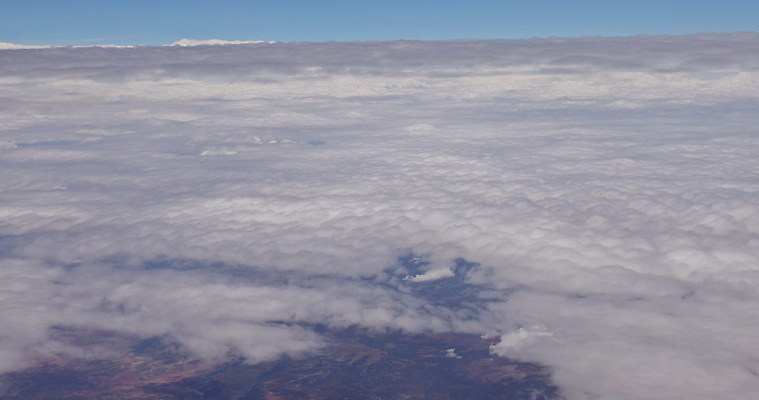 포토 JPG 해외이미지 구름 지구 여행 날개 창문 교통시설 자연 하늘 날씨 비행기 풍경 사람없음 빛 뷰티 우주 분위기 땅 고도 항공 천국 솜털 스카이라인 대패 적란운 조감도 수평선 해외202309 해외포토 자연요소 교통 컨셉 항공교통 대중교통 시설 생태계 파일형식 구름_자연
