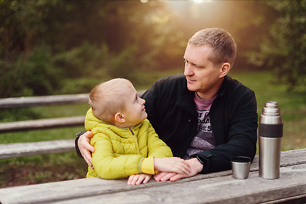 포토 JPG 해외이미지 백인 라이프스타일 계절 공원 남자 행복 아들 얼굴 어린이 벤치 통신 가족 관계 자연 놀이 새로움 함께함 대화 사랑 사람 앉기 소년 야외 두명 컵 스마트폰 부모 걷기 산책 기쁨 육아 아빠 즐거움 걸음마 해외202309 해외포토 서양인 식기 공공시설 감정 컨셉 의자 모션 휴식 말하기 생활 신체부위 핸드폰 스마트기기 생태계 파일형식
