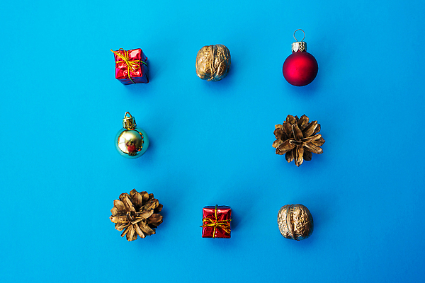 포토 JPG 해외이미지 전통 디자인 계절 리본 종이 컬러 백그라운드 컨셉 크리스마스 겨울 공 휴가 새해 프레임 선물 사람없음 장식 파란색 쇼핑 상자 컬러풀 장난감 쌓기 우주 축제 놀람 견과류 축하 신용카드 정상 오브젝트 활 머리위 패키지 원뿔 항공촬영 구성 포장소품 많음 해외202309 해외포토 도형 기념일 감정 뷰포인트 포장 모션 표정 금융 포장재료 파일형식