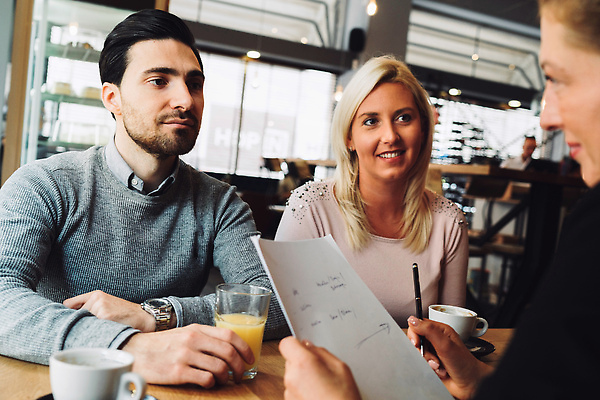 포토 JPG 해외이미지 백인 손 디자인 커플 섬 양파 관리 대화 사랑 사람 세명 판매 주방 도움 구매 온도계 극장 테마 세계보건기구 해외202309 해외포토 서양인 감정 컨셉 채소 관계 말하기 신체부위 쇼핑 파일형식