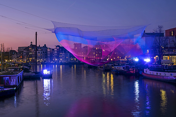 포토 JPG 해외이미지 전통 유럽 여행 크리스마스장식 크리스마스 겨울 교통시설 조명 주택 풍경 사람없음 야외 장식 물 빛 강 도시풍경 황혼 일몰 새벽 도시 센터 중세 역사 야간 저녁 네덜란드 운하 타운 암스테르담 구시가지 수도권 옛날 해외202309 해외포토 자연요소 계절 기념일 나라 교통 건물 노을 시설 지역 파일형식