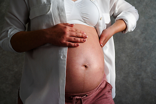 포토 JPG 해외이미지 손 어린이 컨셉 신체 엄마 그림자 사람 사람없음 부모 어둠 임산부 임신 아기 잡기 카피스페이스 해외202309 해외포토 가족 모션 신체부위 공백 파일형식
