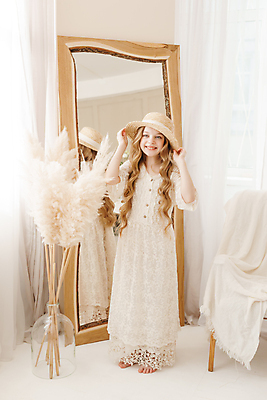 포토 JPG 해외이미지 전신 서양인 원피스 여자 의자 따뜻함 한명 10대 반사 꽃병 흰색 잡기 커튼 밀짚모자 전신거울 십대여자한명만 해외202309 해외포토 외국인 모자_잡화 1 옷 꽃 컬러 가구 모션 청소년 사람 거울 여자한명만 십대여자만 파일형식