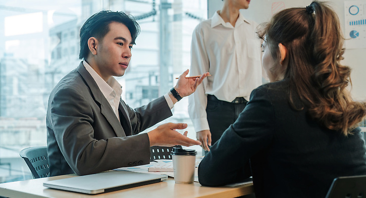 포토 JPG 해외이미지 직업 컨셉 상의 회사 비즈니스 CEO 성공 그래프 대화 사람 동양인 세명 금융 경제 컴퓨터 사무실 자료 업무 비즈니스맨 결과 계획 상담원 토론 고객 분석 보고서 경영자 문서 투자 평가 해결 회계 경영 계좌 예산 프로젝트 사용자 해외202309 해외포토 옷 남자 말하기 인종 전자제품 작업 직장인 사무원 리더 파일형식