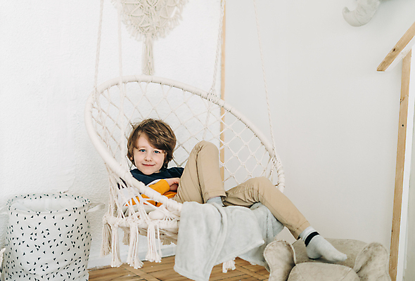 포토 JPG 해외이미지 백인 라이프스타일 디자인 행복 아들 얼굴 어린이 가구 거실 의자 놀이 휴식 아파트 주택 실내 한명 미소 앉기 소년 내부 장식 10대 캐주얼 햇빛 기쁨 침실 방 그네 안락의자 해외202309 해외포토 서양인 1 옷 남자 감정 생활용품 컨셉 가족 모션 청소년 표정 사람 건물 생활 신체부위 태양 파일형식