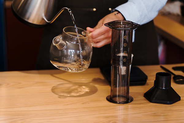 포토 JPG 해외이미지 직업 라이프스타일 디자인 커피 음료 백그라운드 유리 탁자 주전자 아침 관리 사람 사람없음 목재 컵 갈색 상점 주방 식당 숟가락 검은색 기계 카페 장비 흐름 신선 바 뜨거움 붓기 수증기 항공 준비 만들기 아로마 언론 바리스타 에스프레소 방법 양조 전문 카페인 필터 힙스터 해외202309 해외포토 주간 나무 식기 패션 컬러 가구 컨셉 재료 모션 재질 주방용품 수저 생활 파일형식