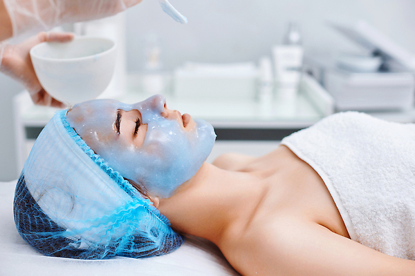 포토 JPG 해외이미지 백인 직업 손 여자 얼굴 휴식 실내 건강 가면 한명 사람 치료 파란색 뷰티 약 상점 스파 화장품 환자 흰색 마사지 매끈함 미용사 소중 고객 피부 피부관리 점토 테라피 순서 거짓말 돌봄 바디케어 수분크림 위생관리 신청 해외202309 해외포토 서양인 1 컬러 컨셉 의학 모션 관리 내부 신체부위 감각 파일형식