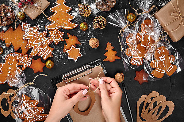 포토 JPG 해외이미지 손 크리스마스 포장 신체부위 선물상자 하이앵글 라벨 잡기 끈 호두 솔방울 서류판 선물봉투 슈가파우더 진저맨 진저쿠키 오너먼트 해외202309 해외포토 기념일 뷰포인트 크리스마스장식 모션 봉투 프레임 선물 사람 상자 쿠키 사무용품 견과류 파일형식