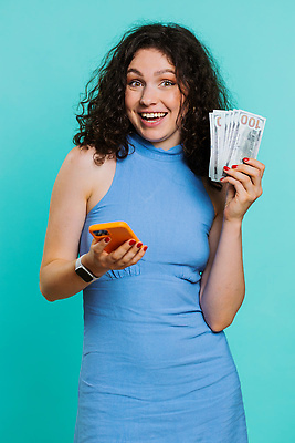 포토 JPG 해외이미지 백인 라이프스타일 여자 행복 지폐 돈 인터넷 응원 성공 기념 실내 한명 세로 금융 스마트폰 핸드폰 달러 놀람 우승 행운 재산 파란배경 온라인쇼핑 대출 고립 복권 수입 승자 잭팟 챔피언 필승 카피스페이스 해외202309 해외포토 서양인 1 감정 백그라운드 컨셉 표정 사람 내부 생활 경제 파란색 전자제품 스마트기기 쇼핑 공백 최고 온라인 파일형식