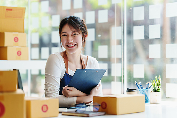 포토 JPG 해외이미지 여자 사업가 한명 웃음 들기 상반신 성인 앞모습 작업 비즈니스우먼 사장 택배상자 서류판 성인여자한명만 해외202309 해외포토 직업 1 뷰포인트 비즈니스 모션 표정 사람 상자 사무용품 직장인 택배 여자한명만 성인여자만 파일형식