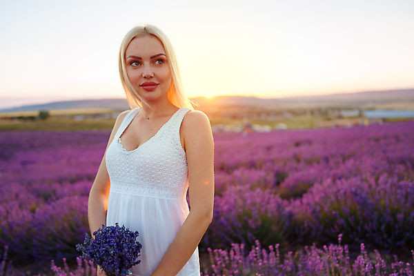 포토 JPG 해외이미지 여자 꽃다발 꽃밭 한명 들기 상반신 성인 야외 금발 햇빛 일몰 라벤더 프로방스 성인여자한명만 해외202309 해외포토 1 헤어스타일 꽃 모션 사람 태양 노을 허브 여자한명만 성인여자만 파일형식