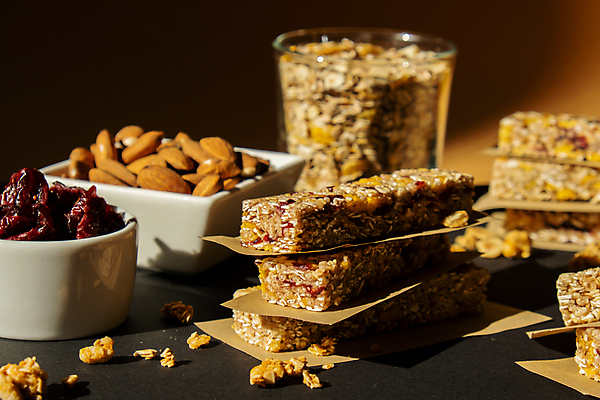 포토 JPG 해외이미지 사람없음 갈색 쌓기 견과류 건포도 부스러기 에너지바 그래놀라 글루텐프리 해외202309 해외포토 음식 컬러 모션 포도 건과일 파일형식