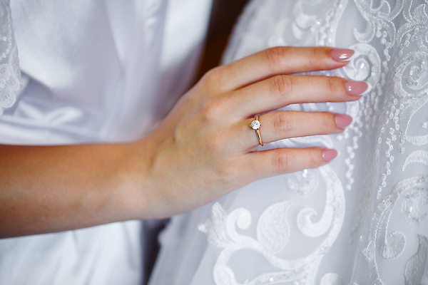 포토 JPG 해외이미지 손 신부 웨딩드레스 결혼 결혼식 신체부위 축하 반지 잡기 준비 해외202309 해외포토 드레스 컨셉 장신구 모션 사람 이벤트 파일형식