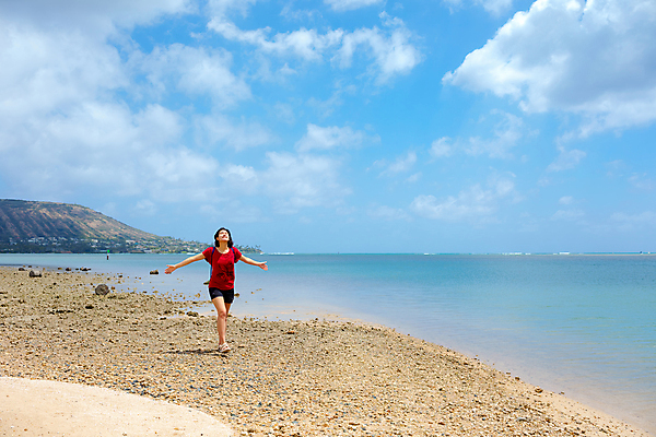 포토 JPG 해외이미지 라이프스타일 여자 행복 모래 섬 여행 티셔츠 반바지 태국 자연 한명 서기 동양인 야외 물 파란색 모래사장 운동 햇빛 뷰티 여행객 걷기 맑음 침묵 산책 만 뜨거움 고독 하와이 태평양 얇은 터키석 하와이인 혼자 혼혈 비어있는 해외202309 해외포토 자연요소 외국인 1 감정 아시아 바다 컬러 셔츠 바지 모션 날씨 휴식 건강 사람 인종 생활 태양 미국 소리 보석 생태계 다문화 파일형식