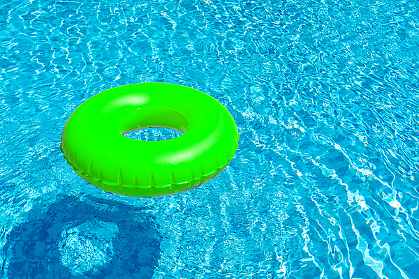 포토 JPG 해외이미지 어린이 파도 컬러 여행 백그라운드 호텔 휴가 수영장 안전 사람없음 초록색 물 여름 파란색 장난감 햇빛 태양 맑음 수영 긴급 반지 원형 구출 플라스틱 휴양지 보안 튜브 고무 구명용품 생존 카피스페이스 해외202309 해외포토 자연요소 도형 계절 바다 장신구 재질 숙소 날씨 사람 공백 장소 수상스포츠 도움 안전장비 파일형식