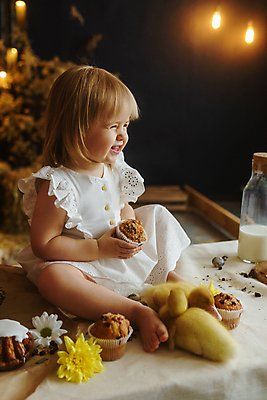 포토 JPG 해외이미지 전신 백인 여자 탁자 부활절 오리 한명 들기 앉기 옆모습 아기 머핀 여자아기한명만 해외202309 해외포토 서양인 1 기념일 빵 뷰포인트 가구 모션 조류 사람 여자한명만 여자아기만 파일형식