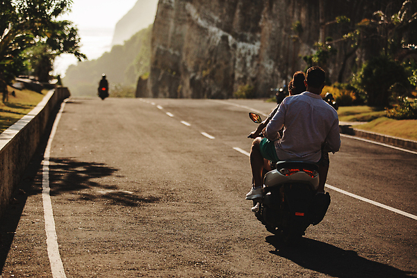 포토 JPG 해외이미지 백인 여자 행복 도로 얼굴 여행 휴가 거리 사람 사람없음 야외 자전거 운전 자유 스쿠터 오토바이 무선전화기 탐사 온라인 모터 사용자 밀레니얼 해외202309 해외포토 서양인 감정 길 컨셉 교통시설 모션 신체부위 경제 바이크 전화기 파일형식
