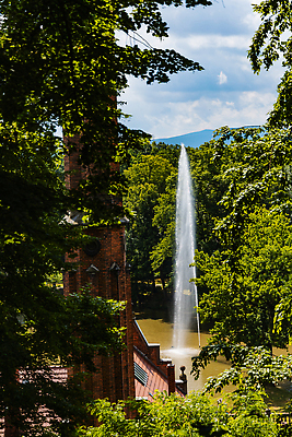 포토 JPG 해외이미지 나무 식물 계절 공원 유럽 호수 여행 잎 자연 하늘 풍경 사람없음 야외 목재 초록색 물 여름 뷰티 환경 계곡 봄 연못 개울 숲 작음 분수 폴란드 내추럴 해외202309 해외포토 자연요소 공공시설 나라 컬러 재료 강 크기 생태계 파일형식