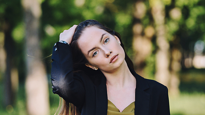 포토 JPG 해외이미지 백인 모델 직업 응시 여자 행복 얼굴 백그라운드 셔츠 생각 비즈니스 사업가 성공 노동자 갈색머리 직장 한명 서기 사람 동양인 정장 성인 파란색 사무실 뷰티 우주 중국 재킷 흰색 비즈니스우먼 자신감 긍정 교차 경영 고립 스타일 해외202309 해외포토 서양인 1 헤어스타일 시선 옷 감정 아시아 컬러 컨셉 상의 회사 모션 인종 신체부위 외투 직장인 파일형식