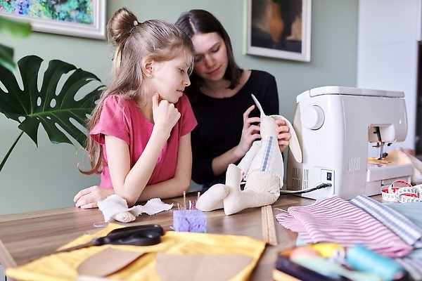 포토 JPG 해외이미지 여자 어린이 인형 손짓 상반신 성인 두명 앞모습 바느질 재봉틀 책상 재봉기구 핸드메이드 여자만 해외202309 해외포토 뷰포인트 가구 모션 사람 기구 파일형식