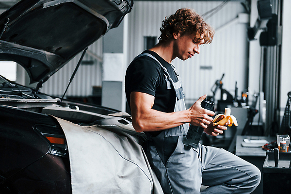 포토 JPG 해외이미지 남자 자동차 바나나 한명 상반신 성인 옆모습 기댐 기술자 먹기 열정 점심 정비공 자동차정비 정비소 텀블러 성인남자한명만 해외202309 해외포토 직업 1 감정 육상교통 뷰포인트 과일 모션 사람 컵 수리 남자한명만 성인남자만 파일형식