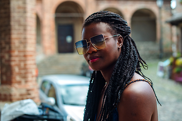 포토 JPG 해외이미지 1 라이프스타일 응시 옷 여자 행복 흑인 휴식 대화 한명 서기 사람 성인 파란색 빛 선글라스 독서 뷰티 유행 식당 외침 낭만 표현 도시 자신감 미녀 타운 온라인 해외202309 해외포토 서양인 시선 감정 안경 컬러 컨셉 모션 말하기 생활 상점 소리 미인 파일형식