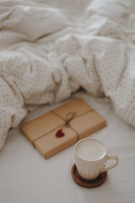 포토 JPG 해외이미지 라이프스타일 디자인 종이 커피 음료 백그라운드 컨셉 데이트 아침 휴가 휴식 주택 기념 실내 발렌타인데이 선물 사랑 사람없음 장식 뷰티 놀람 침실 낭만 침대 축하 인사 생일 우아함 아침식사 담요 질감 부드러움 패키지 리빙 구성 정물화 카피스페이스 안락 해외202309 해외포토 주간 기념일 감정 가구 데이이벤트 표정 내부 건물 생활 식사 공백 예절 감각 그림 파일형식