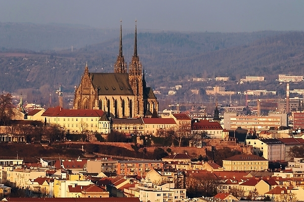 포토 JPG 해외이미지 유럽 종교 여행 백그라운드 건축양식 하늘 파노라마 풍경 사람없음 야외 건물 도시풍경 성당 교회 여행객 탑 일몰 도시 센터 중세 역사 도심 체코 타운 스카이라인 천연기념물 고딕 공화국 랜드마크 수도권 옛날 모라비아 해외202309 해외포토 건축물 건축 나라 종교건축 촬영기법 사람 노을 지역 파일형식