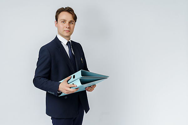 포토 JPG 해외이미지 직업 학생 응시 남자 셔츠 지도 비즈니스 사업가 성공 노동자 실내 한명 서기 사람 정장 금융 경제 사무실 펜 성장 흰색 작업 비즈니스맨 자신감 우아함 대표 종업원 보고서 경영자 리더 문서 상업 폴더 비서 경영 심각 정중 해외202309 해외포토 1 시선 옷 감정 컬러 컨셉 상의 모션 내부 필기구 직장인 파일 파일형식