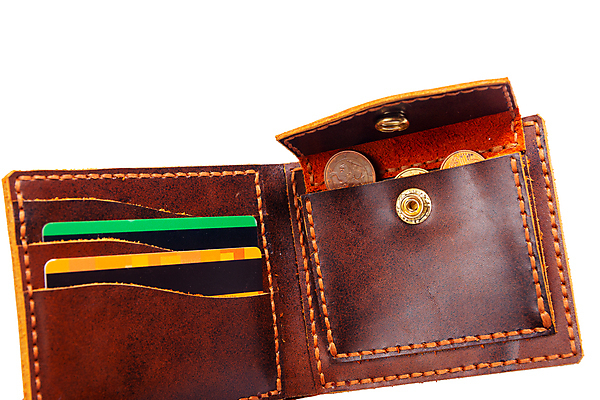 포토 JPG 해외이미지 손 남자 종이 백그라운드 컨셉 지폐 돈 비즈니스 사람 사람없음 금융 경제 쇼핑 갈색 달러 저축 흰색 잡기 비즈니스맨 오픈 신용카드 지갑 변화 재산 우아함 구매 주머니 가죽 가득함 심볼 결제 빚 고립 해외202309 해외포토 컬러 모션 신체부위 직장인 파일형식