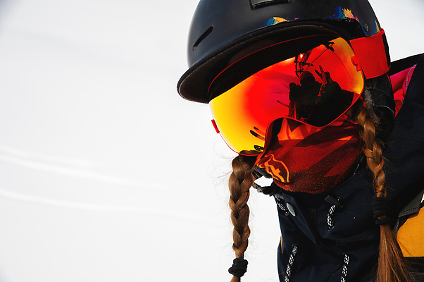 포토 JPG 해외이미지 백인 라이프스타일 계절 여자 안경 스포츠 여행 겨울 자연 하늘 휴가 스키 산 가면 한명 사람 경사 성인 야외 뷰티 반사 여행객 장비 추위 흰색 헬멧 알프스 카피스페이스 해외202309 해외포토 서양인 1 잡화 유럽 컬러 겨울스포츠 생활 공백 보호장비 생태계 파일형식