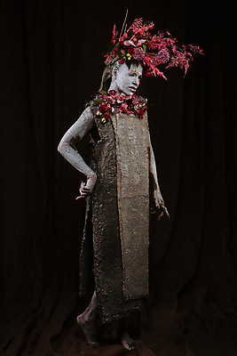 포토 JPG 해외이미지 모델 헤어스타일 드레스 여자 꽃 얼굴 꽃다발 꽃무늬 목걸이 자연 실내 미술 한명 사람 컬러풀 뷰티 장미 유행 검은색 축제 화환 신선 악마 머리장식 점토 마법 바디페인팅 스타일 해외202309 해외포토 식물 1 옷 컬러 무늬 장신구 문화예술 내부 신체부위 장식 생태계 파일형식