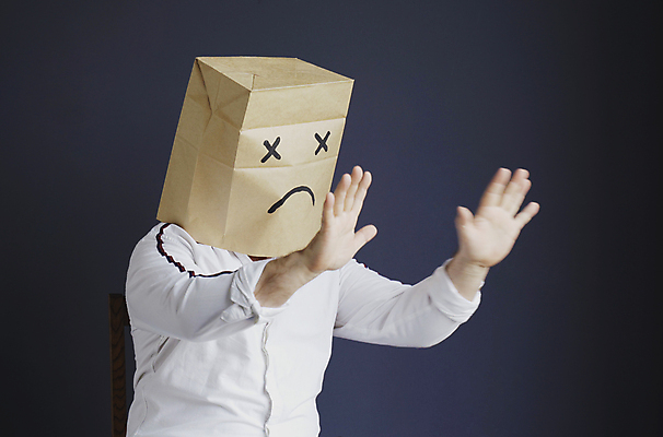 포토 JPG 해외이미지 남자 얼굴 표정 한명 상반신 성인 옆모습 종이봉투 가림 손내밀기 성인남자한명만 해외202309 해외포토 1 뷰포인트 모션 봉투 사람 손짓 신체부위 남자한명만 성인남자만 파일형식