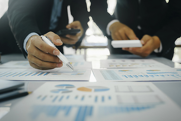 포토 JPG 해외이미지 직업 비즈니스 사업가 통신 통계 성공 회의 설계 두명 금융 사무실 자료 정보 직장인 그룹 시장 계획 주식 위험 토론 분석 컨설턴트 경영자 투자 수익 온라인 회계 경영 계좌 리뷰 마케팅 프리랜서 회계사 인터랙티브 브레인스토밍 해외202309 해외포토 컨셉 사람 경제 전문직 상담 리더 파일형식