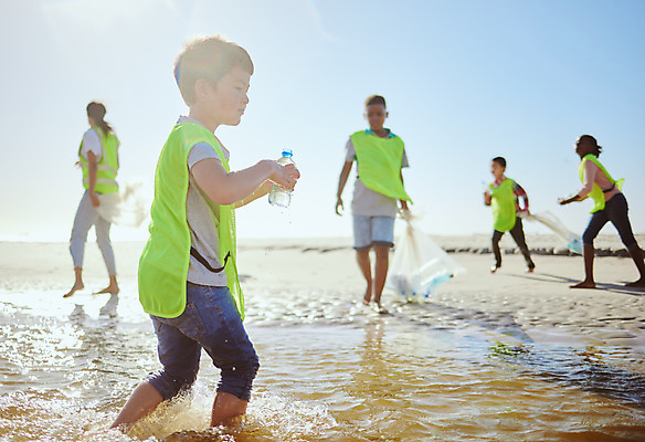 포토 JPG 해외이미지 전신 여자 남자 행복 어린이 바다 비닐봉투 함께함 소년 성인 옆모습 물 모래사장 달리기 자연보호 그린캠페인 조끼 쓰레기 청소 물병 해외202309 해외포토 자연요소 감정 캠페인 뷰포인트 컨셉 모션 자연 봉투 사람 외투 보호 물통 파일형식