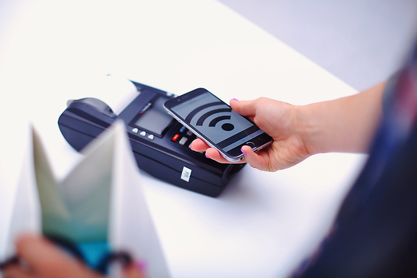 포토 JPG 해외이미지 손 이동 돈 모바일 사람없음 스마트폰 핸드폰 세일 상점 디지털 기계 빵집 흰색 키보드 신용카드 구매 연결 전화기 고객 와이파이 결제 소매 통과 ATM 매각 인출 터미널 해외202309 해외포토 컬러 컨셉 신체부위 금융 전자제품 스마트기기 쇼핑 재산 무선인터넷 파일형식