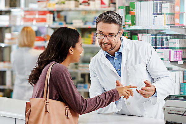 포토 JPG 해외이미지 여자 남자 실내 설명 들기 상반신 성인 앞모습 옆모습 세명 판매 의료진 가리킴 약국 고객 약사 성인만 해외202309 해외포토 직업 뷰포인트 의학 모션 사람 손짓 내부 파일형식